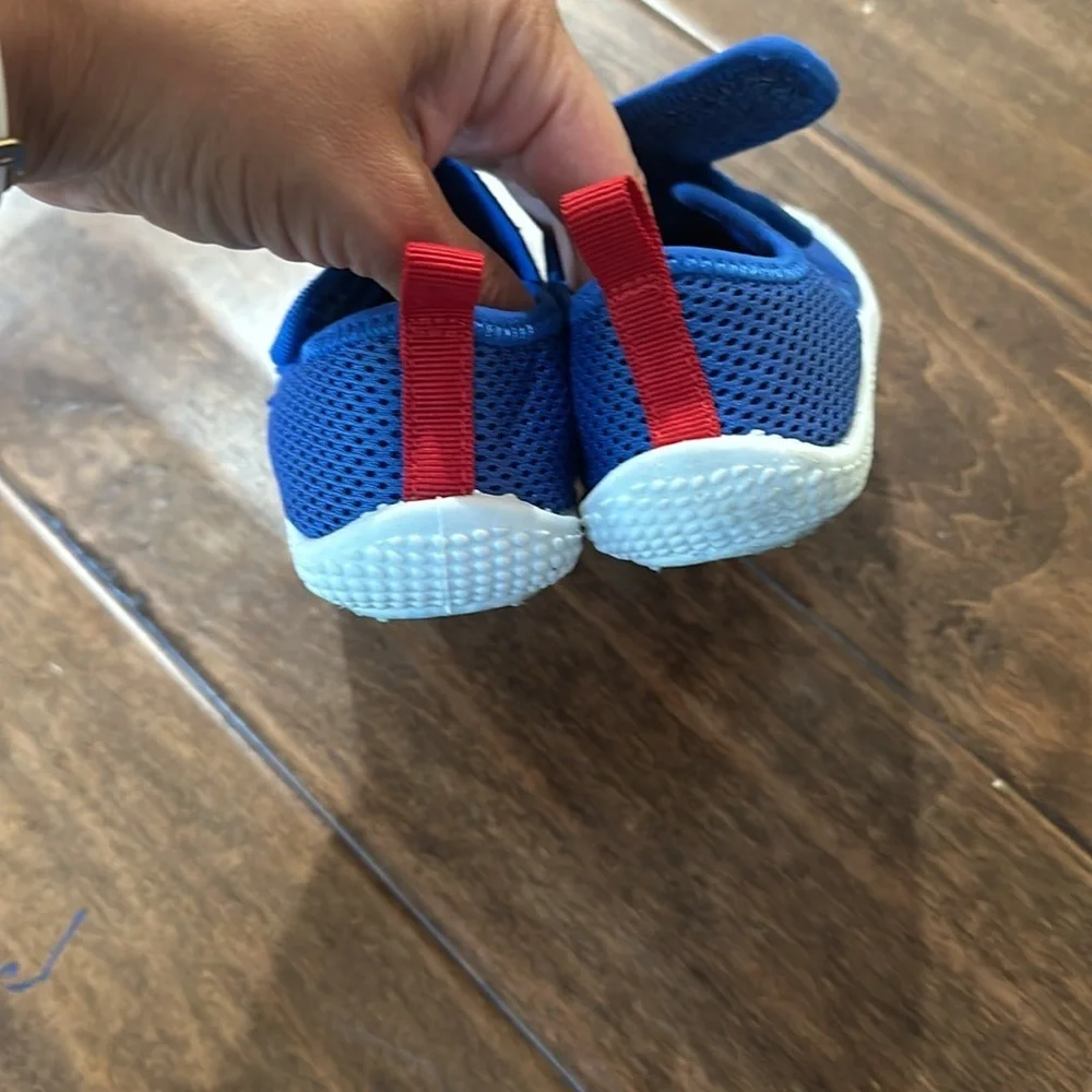 excellent condition water shoes